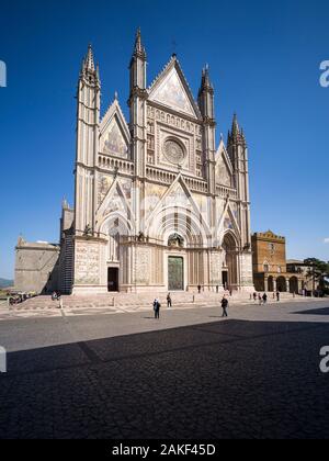 Orvieto. Umbria. Vista esterna del Duomo di Orvieto (Duomo di Orvieto; Basilica Cattedrale di Santa Maria Assunta di stile gotico, costruito 1290-1591, Pia Foto Stock