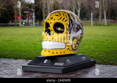 Parigi, Francia - 8 gennaio 2020: 'Mexicraneos' mostra di teschi gigante dipinte e decorate da artisti messicani detenute nel Parc de la Villette. Foto Stock