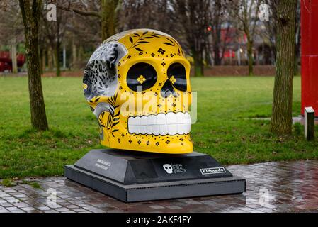 Parigi, Francia - 8 gennaio 2020: 'Mexicraneos' mostra di teschi gigante dipinte e decorate da artisti messicani detenute nel Parc de la Villette. Foto Stock