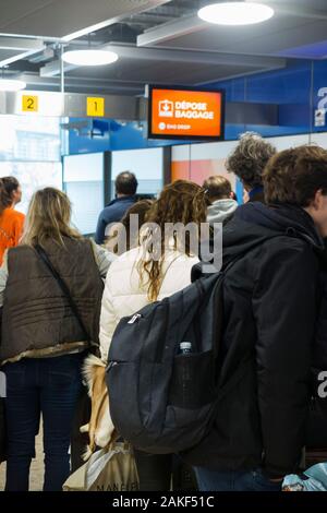 I passeggeri Easyjet in una coda di Accodamento / / code / area di attesa per controllare nel loro caso, bagagli, valigie / tuta valigia e bagagli a mano. Aeroporto, Svizzera. (115) Foto Stock