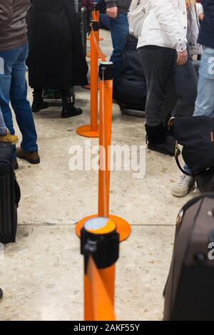 I passeggeri Easyjet nel tendere la cinghia barriera coda controllata / accodamento code / / area di attesa per controllare nel loro caso, bagagli, valigie / tuta valigia. (115) Foto Stock