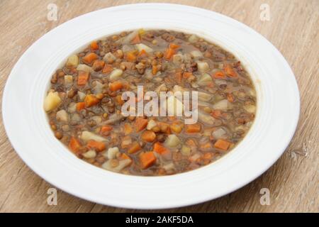 Deliziosa preparata di fresco zuppa di lenticchie Foto Stock