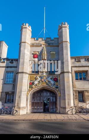 Regno Unito, Inghilterra, Cambridgeshire, Cambridge, St Andrew Street, Università di Cambridge, Cristo's College, recentemente restaurato gate college Foto Stock