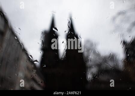 Colonia, Germania. 9 Gen, 2020. La cattedrale si può vedere dietro una piovosa finestra auto. Credito: Rolf Vennenbernd/dpa/Alamy Live News Foto Stock