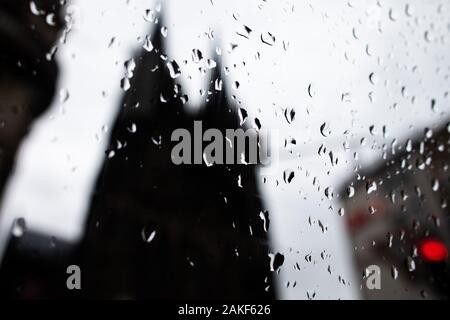 Colonia, Germania. 9 Gen, 2020. La cattedrale si può vedere dietro una piovosa finestra auto. Credito: Rolf Vennenbernd/dpa/Alamy Live News Foto Stock