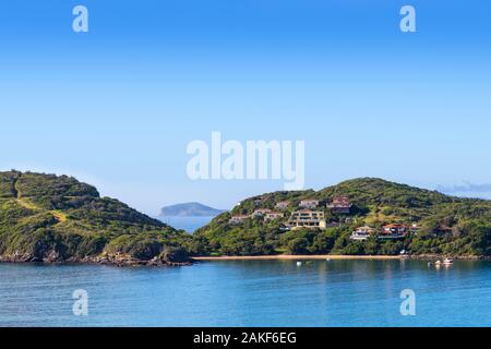 Buzios, Brasile. Spiaggia Di Ferradura. Vista sulla baia nel bel giorno d'estate. Mare calmo e cielo blu. Foto Stock