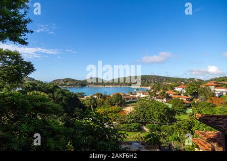 Buzios, Brasile. Spiaggia Di Ferradura. Vista sulla baia nel bel giorno d'estate. Mare calmo e cielo blu. Foto Stock