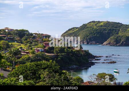 Buzios, Brasile. Spiaggia Di Ferradura. Vista sulla baia nel bel giorno d'estate. Mare calmo e cielo blu. Foto Stock