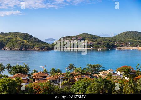 Buzios, Brasile. Spiaggia Di Ferradura. Vista sulla baia nel bel giorno d'estate. Mare calmo e cielo blu. Foto Stock