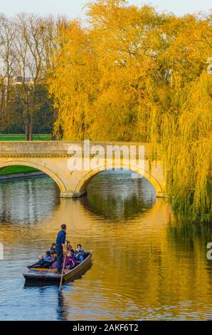 Regno Unito, Inghilterra, Cambridgeshire, Cambridge, spalle, Trinità ponte sul fiume Cam Foto Stock