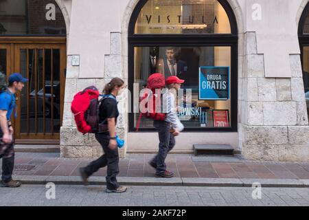Backpackers a piedi intorno al centro di Cracovia, Polonia Foto Stock
