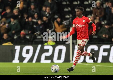 Il 2 gennaio 2020, Pride Park Stadium, Derby, Inghilterra; Sky scommessa campionato, Derby County v Barnsley : Clarke Odure (22) di Barnsley guarda per un pass Credito: Mark Cosgrove/news immagini Foto Stock