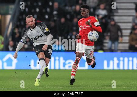 Il 2 gennaio 2020, Pride Park Stadium, Derby, Inghilterra; Sky scommessa campionato, Derby County v Barnsley : Wayne Rooney (32) del Derby County attraversa la sfera come Clarke Odure (22) delle pressioni Barnsley Credit: Mark Cosgrove/news immagini Foto Stock