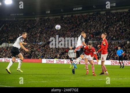 Il 2 gennaio 2020, Pride Park Stadium, Derby, Inghilterra; Sky scommessa campionato, Derby County v Barnsley : Richard Keogh (6) del Derby County capi sul traguardo Credito: Mark Cosgrove/news immagini Foto Stock