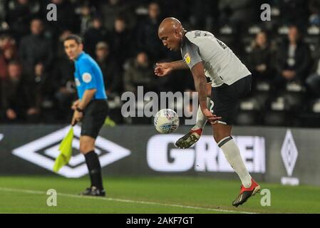 Il 2 gennaio 2020, Pride Park Stadium, Derby, Inghilterra; Sky scommessa campionato, Derby County v Barnsley : Andre saggezza (2) del Derby County controlla il credito a sfera: Mark Cosgrove/news immagini Foto Stock