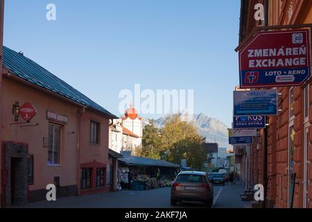 Una vista a nord da Piazza San Egidius verso gli alti Tatra. Poprad. Slovacchia Foto Stock