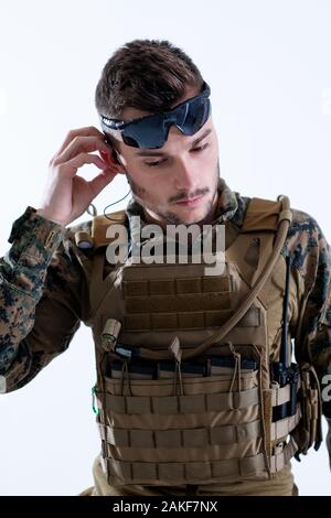 American marine corps special operations soldato preparare tattiche e commpunication ingranaggio per azione battaglia closeup ritratto in studio isolati su whi Foto Stock