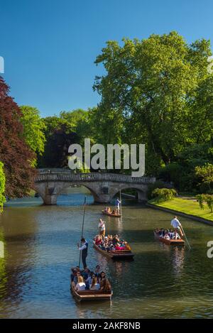 Regno Unito, Inghilterra, Cambridgeshire, Cambridge, fiume Cam, Clare Bridge Foto Stock