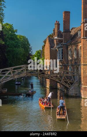 Regno Unito, Inghilterra, Cambridgeshire, Cambridge, River Cam, Queens' College, Mathematical Bridge, Punting Foto Stock