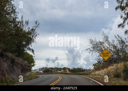 Una lunga strada lungo la strada di Maui, Hawaii Foto Stock