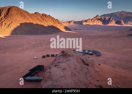 Campeggio e sunrise guardando nel Wadi Rum desert, Giordania Foto Stock