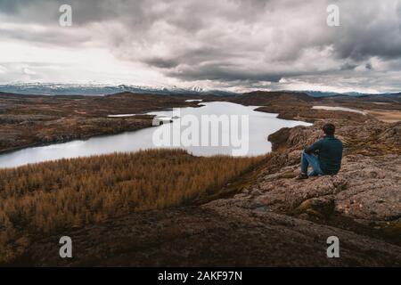 Meravigliosa vista dalla cima della collina in Oriente Islanda Foto Stock