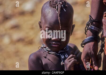 Himba bambino maschio in un villaggio Himba, Kaokoveld, Namibia, Africa Foto Stock