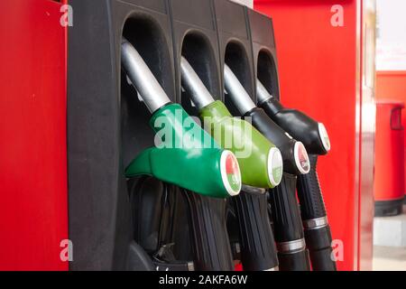 Stazione di gas - pistole carburante alla stazione di benzina di close-up Foto Stock