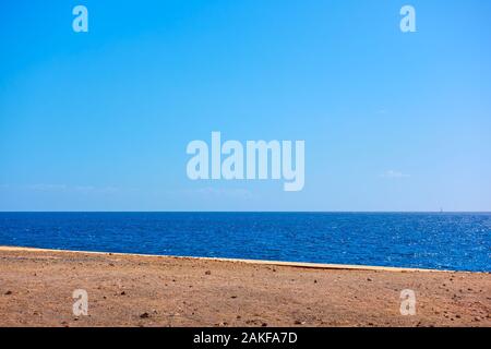 Paesaggio minimalista con vista del mare, della costa e cielo blu chiaro, può essere utilizzato come sfondo Foto Stock