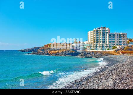 L'Oceano Atlantico e resort hotel sulla costa di Tenerife, Isole Canarie Foto Stock