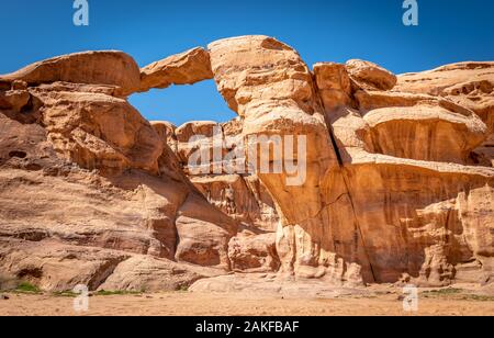 Um Fruth Ponte di Roccia nel Wadi Rum, Giordania Foto Stock