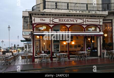 Il famoso ristorante di pesce Regency sul lungomare di Brighton, in una noiosa mattinata invernale, apre per colazione Foto Stock