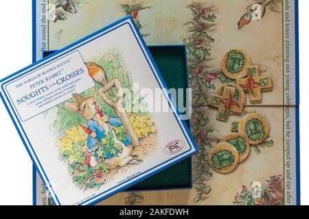 Il mondo di Beatrix Potter Peter Rabbit partita di tris - un Peter Coniglio versione del gioco tradizionale utilizzando invece cavoli e ravanelli Foto Stock