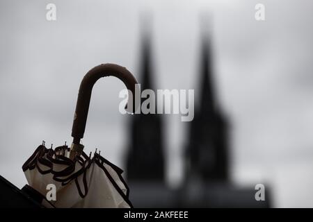 Colonia, Germania. 9 Gen, 2020. C'è un ombrello bloccato in un cestino della spazzatura. Sullo sfondo si possono vedere le cime della cattedrale. Credito: Rolf Vennenbernd/dpa/Alamy Live News Foto Stock