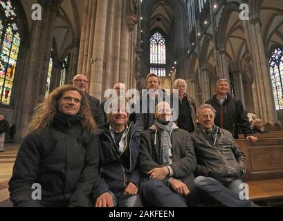 Colonia, Germania. 9 Gen, 2020. I membri della band del Bläck Fööss (retro, l-r): Pit Hupperten, Gerd Bachner, rettore della cattedrale, Mirko Bäumer, Hartmut spinto, Andreas Wegener, (anteriore, l-r): Hanz Thodam, Günther Lückerath, Ralf Gusovius e Ernst Stoklosa sedersi nella cattedrale di Colonia. In occasione della banda della fase anniversario, ci sarà una cerimonia nella cattedrale di Colonia in maggio. Credito: Oliver Berg/dpa/Alamy Live News Foto Stock