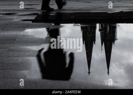 Colonia, Germania. 9 Gen, 2020. Le punte della cattedrale si riflettono in una pozzanghera. Credito: Rolf Vennenbernd/dpa/Alamy Live News Foto Stock