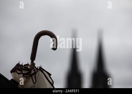 Colonia, Germania. 9 Gen, 2020. C'è un ombrello bloccato in un cestino della spazzatura. Sullo sfondo si possono vedere le cime della cattedrale. Credito: Rolf Vennenbernd/dpa/Alamy Live News Foto Stock