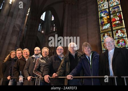 Colonia, Germania. 9 Gen, 2020. Gerd Bachner (r), rettore della cattedrale, si erge insieme con i membri della band del Bläck Fööss(r-l): Günther Lückerath, Hartmut Priess, Pit Hupperten, Ernst Stoklosa, Ralf Gusovius, Andreas Wegener, Mirko Bäumer e Hanz Thodam nella cattedrale. In occasione della banda della fase anniversario, ci sarà una cerimonia nella cattedrale di Colonia in maggio. Credito: Oliver Berg/dpa/Alamy Live News Foto Stock