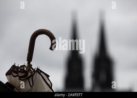 Colonia, Germania. 9 Gen, 2020. C'è un ombrello bloccato in un cestino della spazzatura. Sullo sfondo si possono vedere le cime della cattedrale. Credito: Rolf Vennenbernd/dpa/Alamy Live News Foto Stock