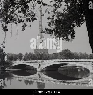 Degli anni Cinquanta, storico, una vista da questa epoca del famoso punto di riferimento francese, la Torre Eiffel, Paris, Francia. Foto Stock