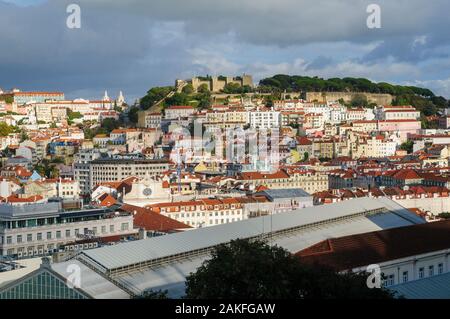 Vista dal Miradouro de Sao Pedro de Alcantara nel Bairro Alto, Lisbona, Portogallo Foto Stock