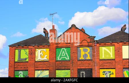 Giant informazioni scritte sulla costruzione a Leeds Yorkshire Regno Unito Foto Stock