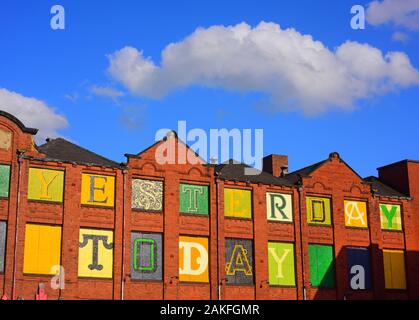 Giant ieri, oggi scritte sulla costruzione a Leeds Yorkshire Regno Unito Foto Stock