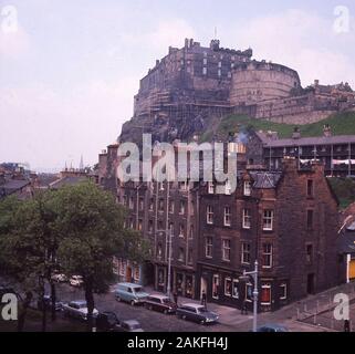 Anni sessanta, storico Grassmarket, Edimburgo e dietro di esso l'imponente fortezza del Castello di Edimburgo, che domina lo skyline della città di Edimburgo in Scozia e che è stata costruita sul castello di roccia, una enorme roccia vulcanica formata di molti milioni di anni fa. Foto Stock