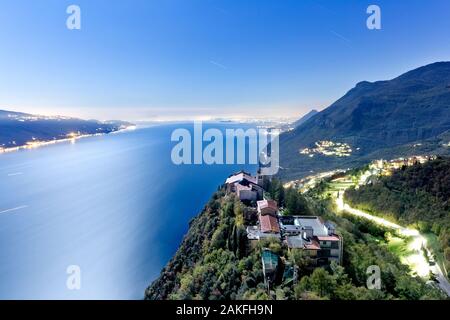 Il Santuario di Montecastello sorge su uno spuntone di roccia che si affaccia sul Lago di Garda. Tignale, provincia di Brescia, Lombardia, Italia, Europa. Foto Stock