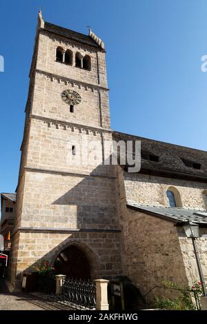 Torre dell'orologio del saint hippolyte chiesa in Zell am See, Austria. Il luogo di culto è nel centro della cittadina austriaca. Foto Stock