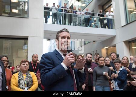 Leadership laburista candidato, Sir Kier Starmer (sinistra) MP, parla all'unisono sede in Euston, London, dopo l'Unione ha dichiarato il proprio sostegno per lui. Foto Stock