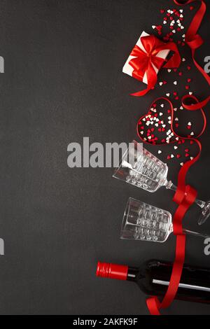 San Valentino, caramella sagomata, regali confezionati, a forma di cuore, amore, simbolo, vino rosso, piatto lay, copia spazio Foto Stock
