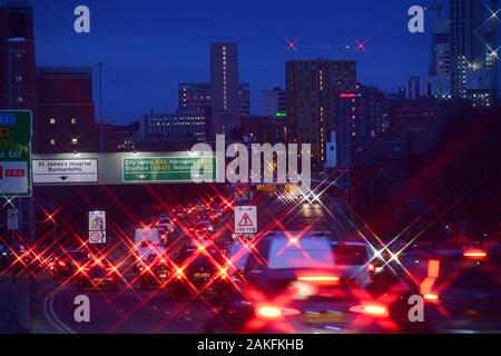 Inceppamento di traffico in coda nella città di ledds al crepuscolo Yorkshire Regno Unito Foto Stock