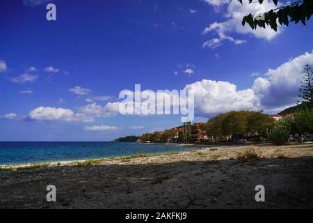 Costa mediterranea e il mare come si vede dall'isola greca di Cefalonia, Mar Ionio, Grecia Foto Stock